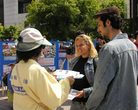 加拿大温哥华学员庆祝法轮大法洪传14周年，向民众讲真相 2006-5-21