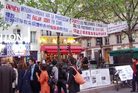 法国学员在巴黎铁塔人权广场揭露中共劳教所、集中营的罪恶。民众强烈谴责中共罪行 2006-5-6至7