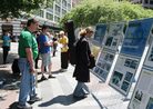 法轮功学员在西雅图Westlake Park参加世界反酷刑日,图为民众观看迫害真相2006-6-24