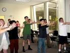 加州法轮功学员在城市公共图书馆演示功法 2003-08-10