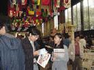 法轮功学员在伊利诺伊理工学院国际文化节上，介绍法轮功真相　2001-10-20