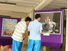 泰国法轮功学员举办“真善忍画展” 洪法讲真相  图为观看画展的大学生 2006-8