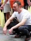 巴黎法轮功学员举办模拟酷刑展, 揭露江氏集团残酷迫害法轮功的罪行, 震撼人心 2004-07-16