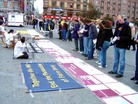 欧洲各国法轮功学员举办了各种规模的反酷刑展2006-01-23
