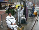 法轮功学员在纽约无线电城（Radio City）前揭露迫害的酷刑模拟演示2006-1-23