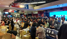 纽约天梯书店在华盛顿DC法会的会场里设立摊位，法会与会者相购买大法书。