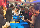 纽约天梯书店在华盛顿DC法会的会场里设立摊位，法会与会者相购买大法书。