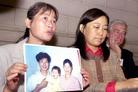 江泽民因群体灭绝罪在比利时被起诉-20日法轮功学员戴志珍、史玉红和律师George-Henri Beauthier(从左至右) 提交诉讼后，在比利时布鲁塞尔召开新闻发布会。(法新社)