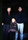 张卓（四川乐山）于2002年6月8日被乐山张公桥第二派出所虐杀，年仅32岁。图为张卓（右一）生前与家人合影