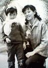 吕淑秋（吉林）于2002年被吉林市公安局驻京办事处迫害致死。图为吕淑秋生前与女儿合影