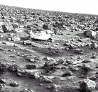 火星发现大量冰冻水再次燃起人们探索宇宙生命之光，图为岩石遍布的火星表面