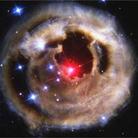 麒麟座中编号为V838的奇异恒星在2002年4月至12月期间超过自己本身亮度60万倍  成为我们银河中最明亮的一颗恒星