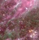 毒狼蛛星云中正濒临死亡的恒星发生了爆炸 在爆炸时以高速向太空喷溅大量物质  这些喷溅物质压缩星际间气体  结果形成层状和线状结构