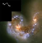 ISO红外天文望远镜观察到的在两触角星系NGC 4038和NGC 4039碰撞后形成的重叠区域里受激发的气体（图中白色虚线所围区域），新恒星将在这里诞生,这是星系碰撞导致恒星诞生的直接证据