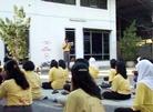 印尼梭罗市200名棉织厂工人一起修炼法轮功,图为工人们集体学法