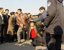 众多法轮功学员在天安门广场和平请愿，遭非法抓捕　12/31/2000