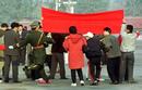 美联社：天安门广场，法轮功学员因炼功和举横幅而被抓捕　1999