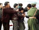 法轮功学员在天安门广场和平请愿，而遭暴力抓捕　1999