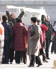 美联社图片：两名来自美国和加拿大的法轮功学员在天安门广场和平请愿 02/11/2002