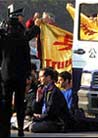 36名西人法轮功学员在天安门请愿遭拘捕 11/20/2001