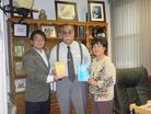 加州南圣地亚哥郡庆祝“大法周”活动中市议员接受法轮大法书籍和录象带  美国 加州 2004-5-29