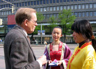 Published on 5/13/2008 芬兰学员庆祝世界法轮大法日（图）