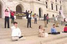 Published on 5/17/2002 明州弟子在州府大厅庆祝世界法轮大法日(图)