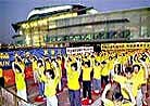 Published on 10/2/2000 苹果日报:香港法轮学员会展练功抗议
