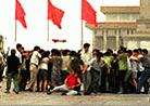 Published on 7/20/2000 横幅上写着:"法轮常转,佛法无边"。