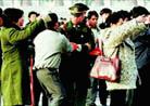 Published on 8/20/2000 大法弟子在天安门广场被捕