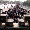 Published on 4/24/2000 ͼƬ���ϣ�04/25/99���ֹ�ѧԱ��ͷ���������쵼��ע