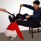 Published on 9/13/2004 		������ɽ����Ժ�Ⱥ��ֶ�---�жӳ������������ô���ƤЬ�Ľŵײ�Ů���ֹ�ѧԱ�������죬�������ȴ������ǵļ��ϼ�סͷ��ǰק���M���˸����裬�õ����������֡�